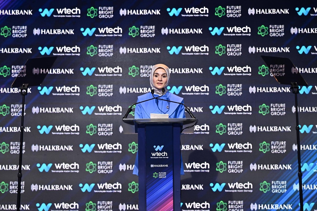 Aile ve Sosyal Hizmetler Bakanı Mahinur Özdemir Göktaş, İstanbul'da bir otelde gerçekleştirilen...