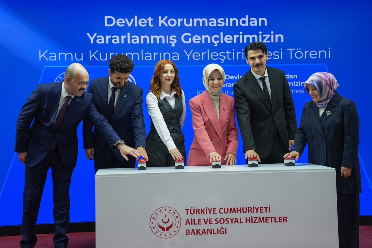Aile ve Sosyal Hizmetler Bakanı Mahinur Özdemir Göktaş (sağ 3), bakanlıkta düzenlenen Devlet...