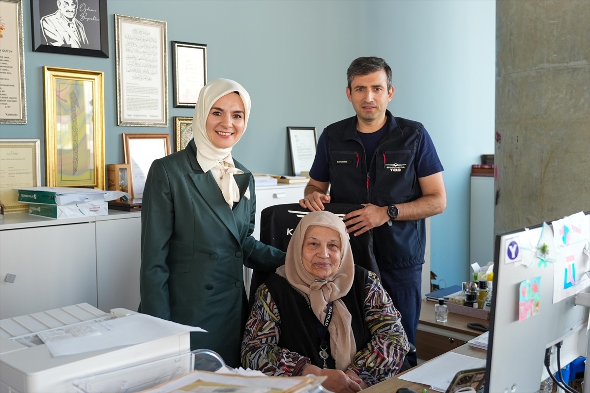 Aile ve Sosyal Hizmetler Bakanı Mahinur Özdemir Göktaş (solda), Bakanlığa bağlı çocuk bakım...