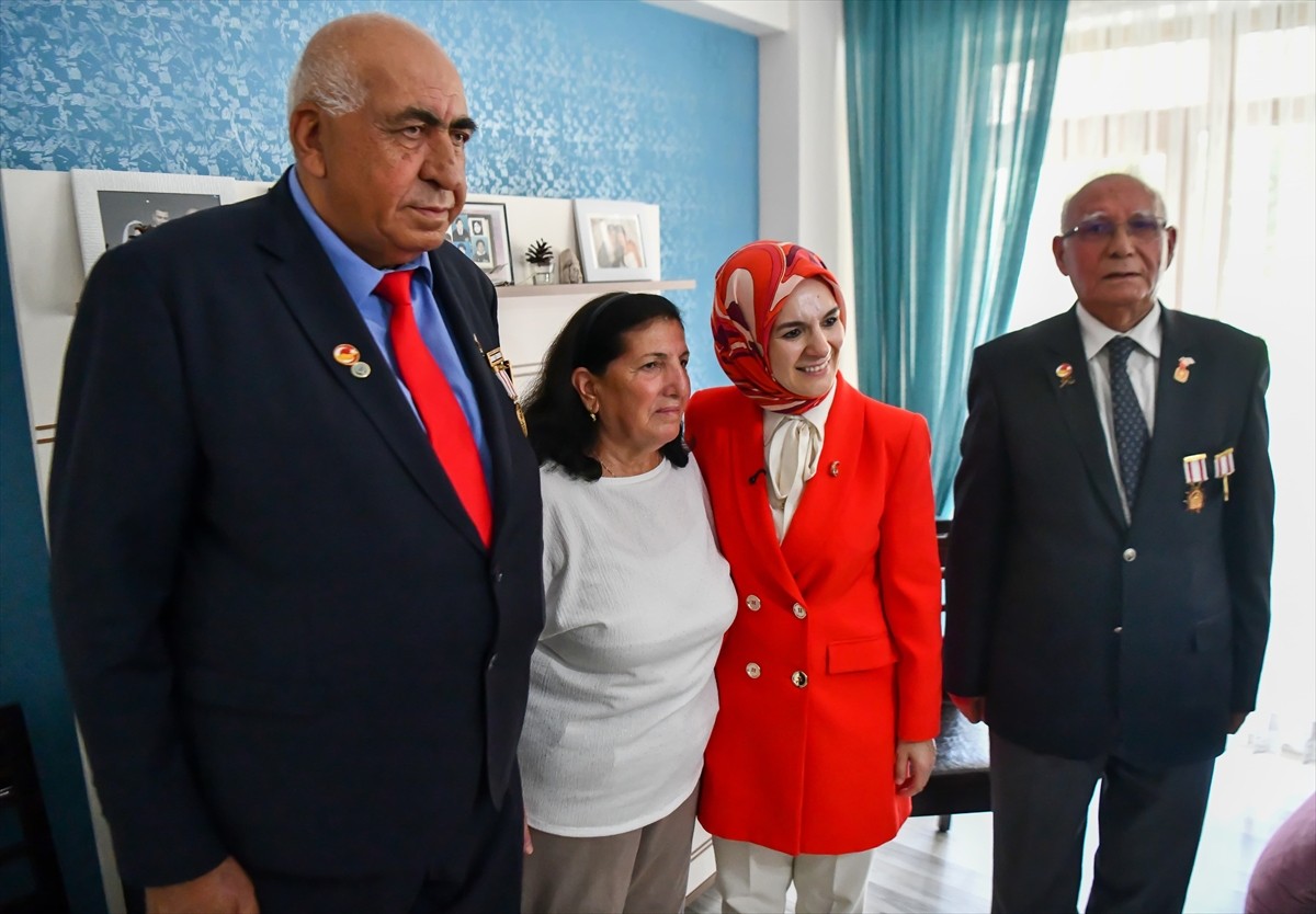 Aile ve Sosyal Hizmetler Bakanı Mahinur Özdemir Göktaş, Tunceli'de yaşayan Kıbrıs gazisi Ali...