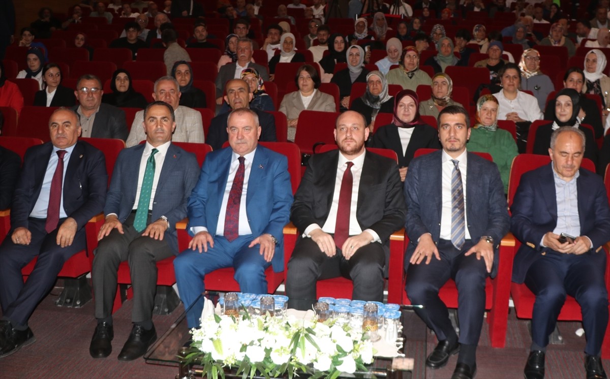 AK Parti Genel Başkan Yardımcısı ve Yalova Milletvekili Ahmet Büyükgümüş (sağ 3), Rize'de AK Parti...