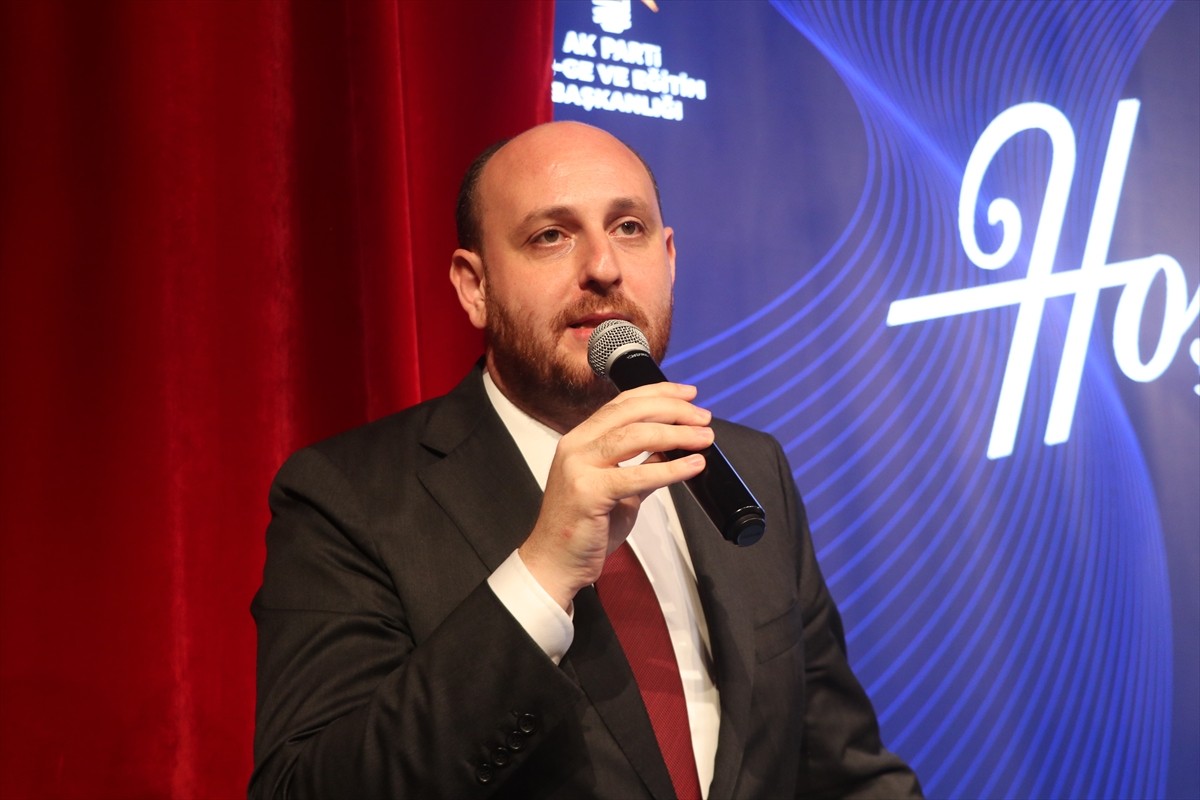 AK Parti Genel Başkan Yardımcısı ve Yalova Milletvekili Ahmet Büyükgümüş (sağ 3), Rize'de AK Parti...