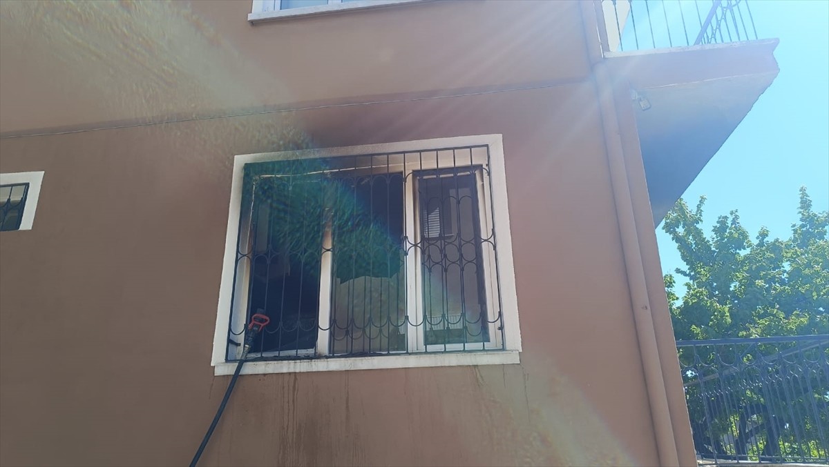 Aksaray'da bir apartmanın giriş katında çıkan yangına müdahale eden kişi dumandan etkilendi....