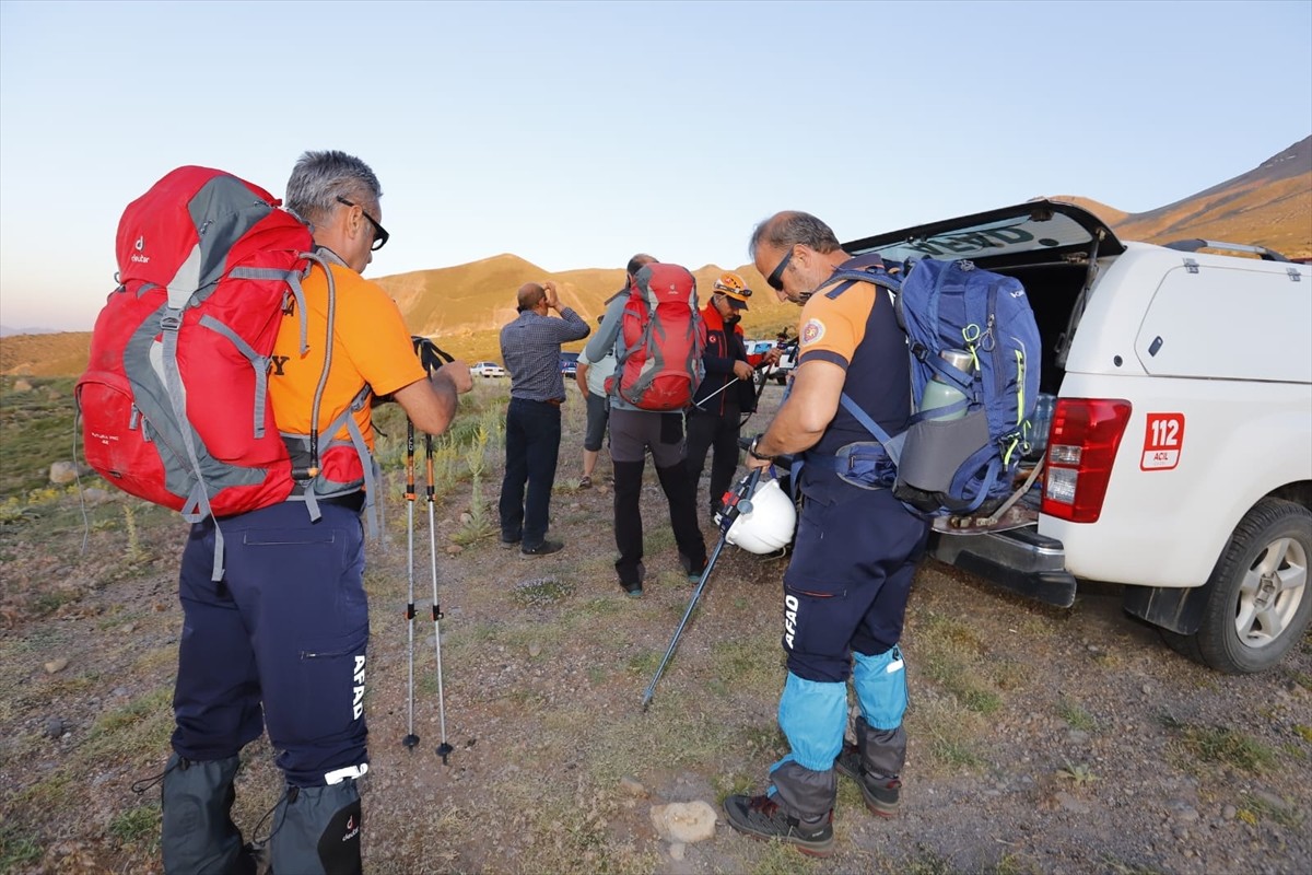 Aksaray'da Hasan Dağı'na zirve tırmanışı yaparken düşerek yaralanan Türk Kızılay Ankara Şube...