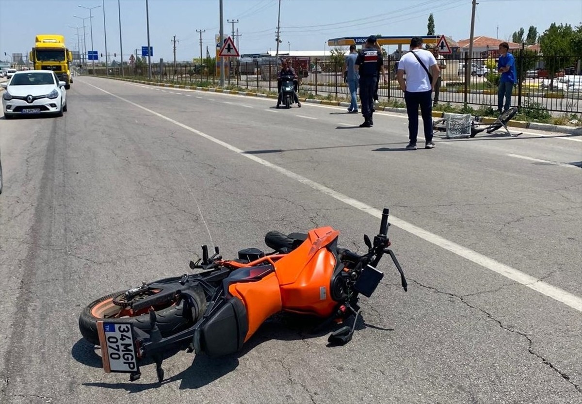Aksaray'ın Eskil ilçesinde motosikletin çarptığı bisiklet sürücüsü ağır yaralandı.