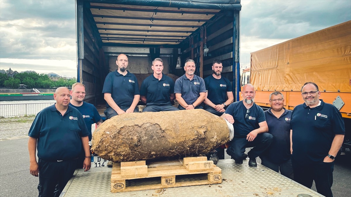 Almanya'nın Köln kentinde bulunan İkinci Dünya Savaşı'ndan kalma patlamamış 3 bomba uzman...