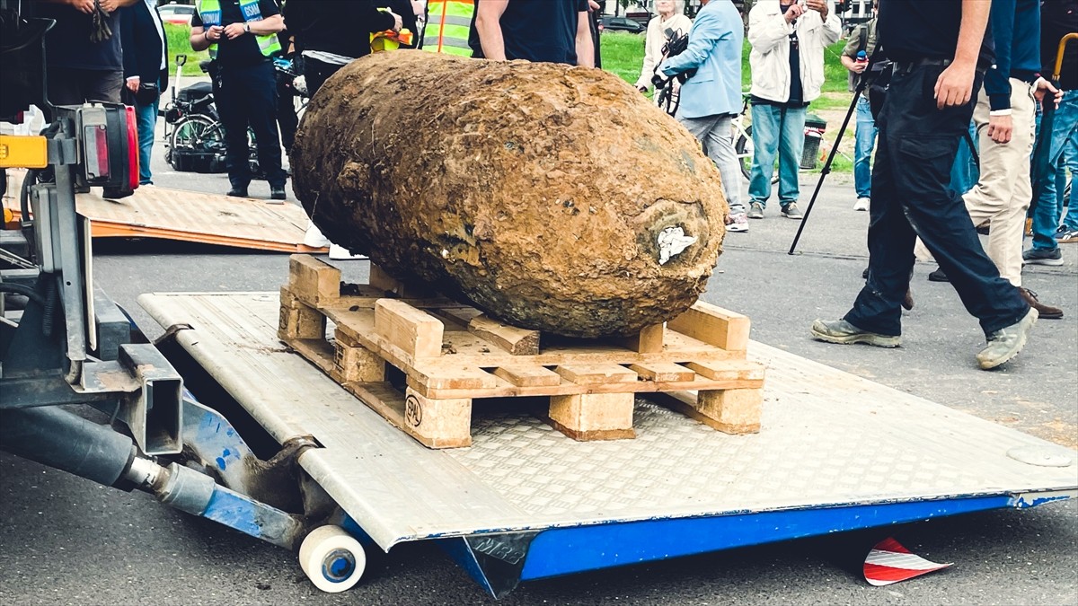 Almanya'nın Köln kentinde bulunan İkinci Dünya Savaşı'ndan kalma patlamamış 3 bomba uzman...