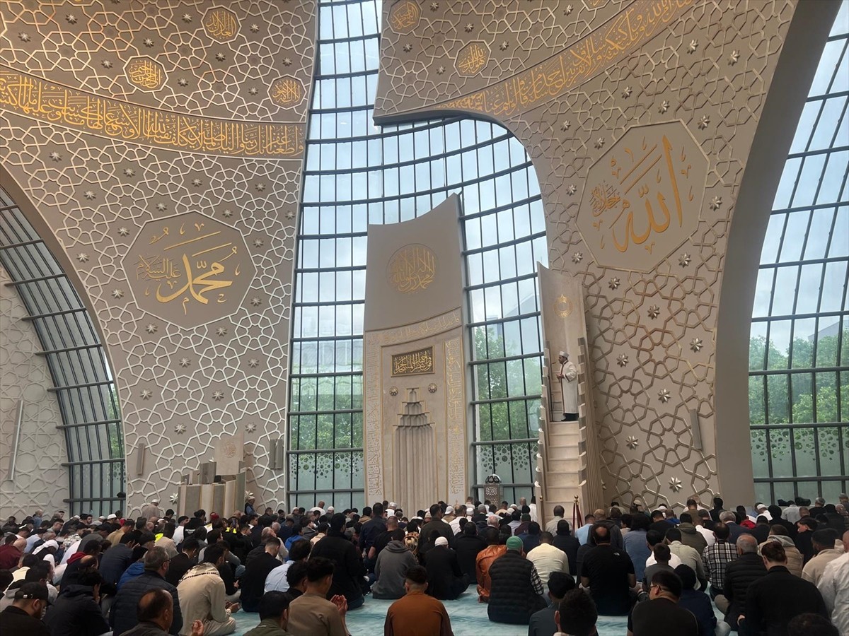 Almanya'nın Köln şehrinde Kurban Bayramı dolayısıyla Köln Merkez Camisi'ne gelenler bayram namazı...