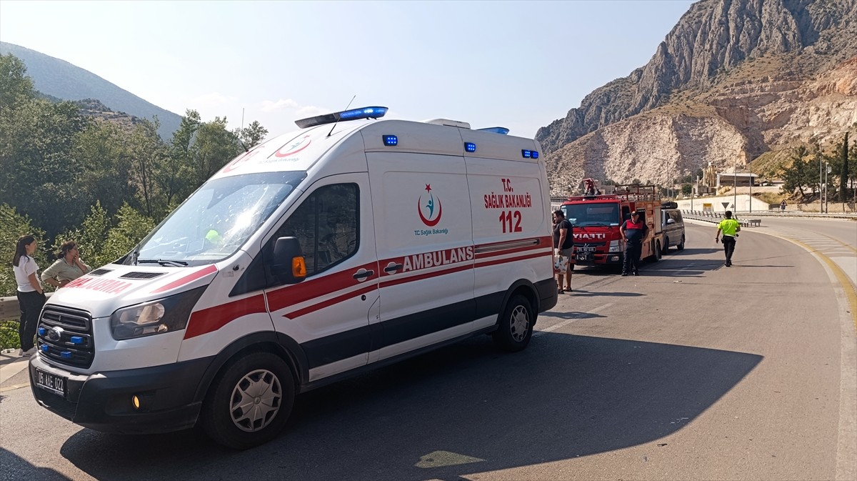 Amasya'da otomobilin yol kenarındaki bariyere çarpması sonucu 4 kişi yaralandı. Kaza yerine polis...