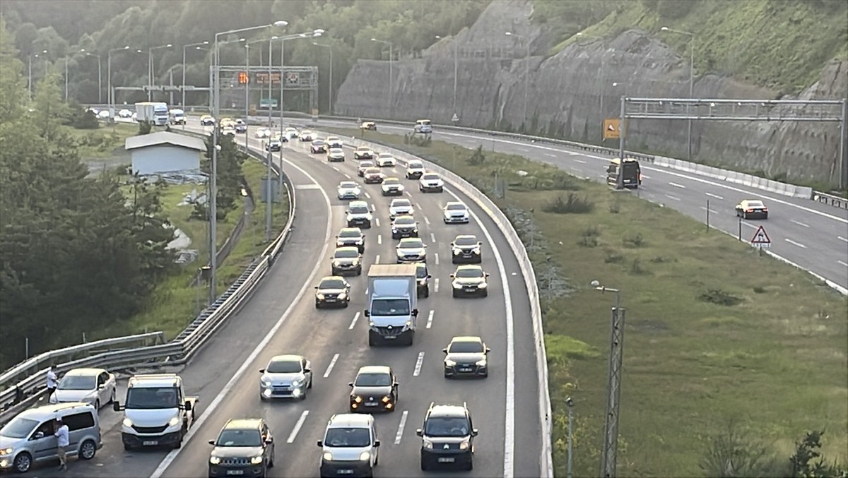Anadolu Otoyolu'nun Bolu Dağı Tüneli kesiminde, Kurban Bayramı tatili dolayısıyla yola çıkan...