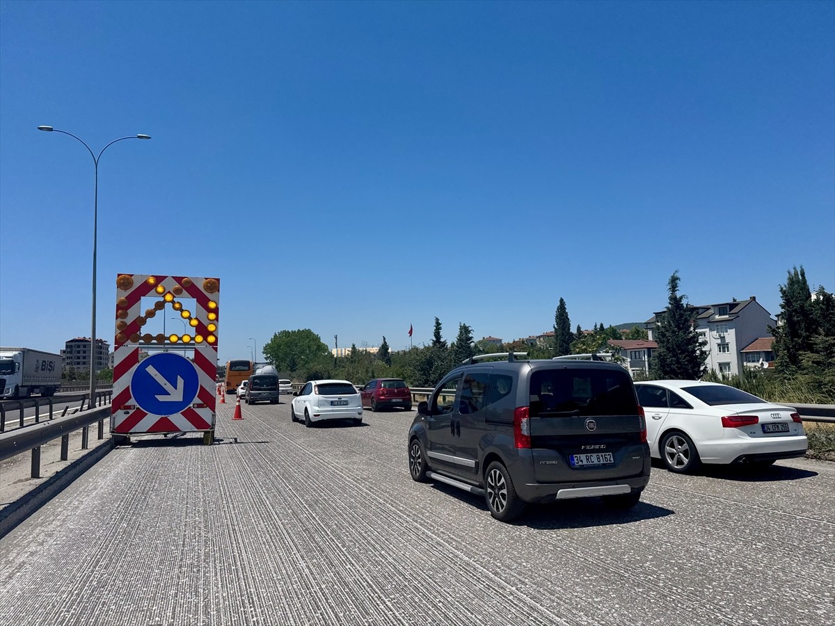 Anadolu Otoyolu'nun Kocaeli kesiminde yolcu otobüsüyle tırın çarpıştığı kaza nedeniyle ulaşımda...