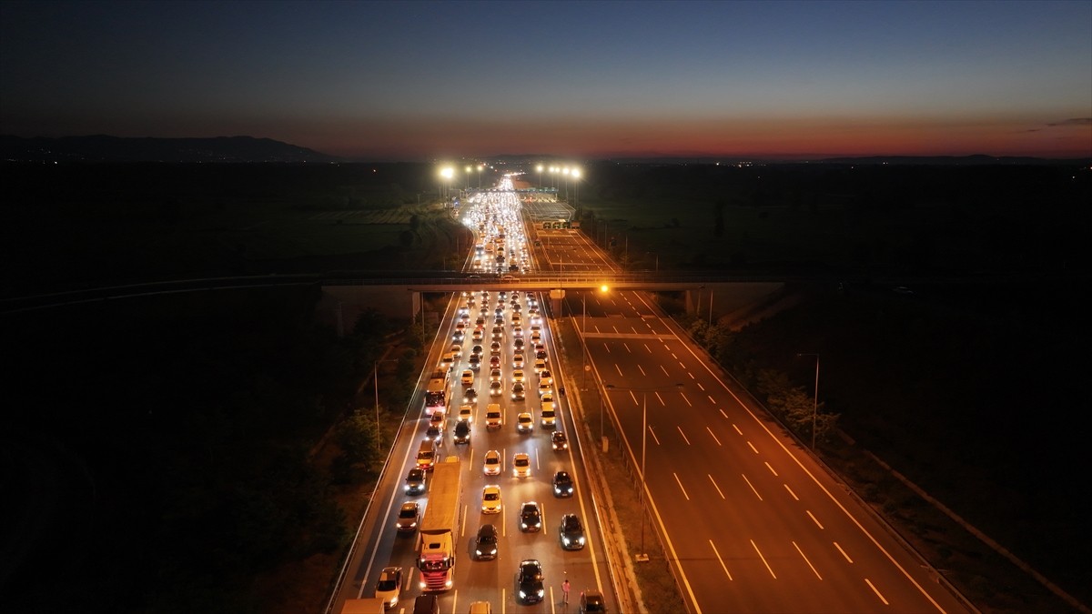 Anadolu Otoyolu'nun Sakarya kesiminde, Kurban Bayramı tatili dolayısıyla bazı sürücülerin yola...