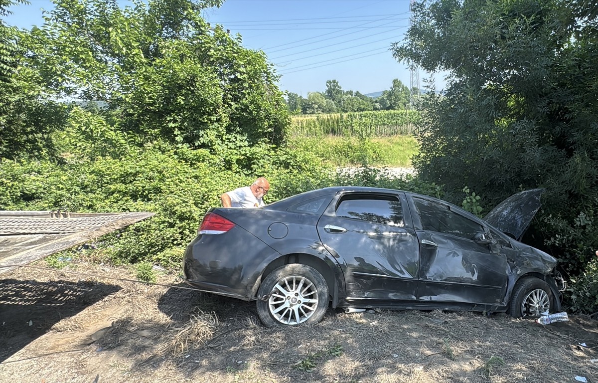Anadolu Otoyolu'nun Sakarya kesiminde otomobil ile tankerin çarpışması sonucu 7 kişi...