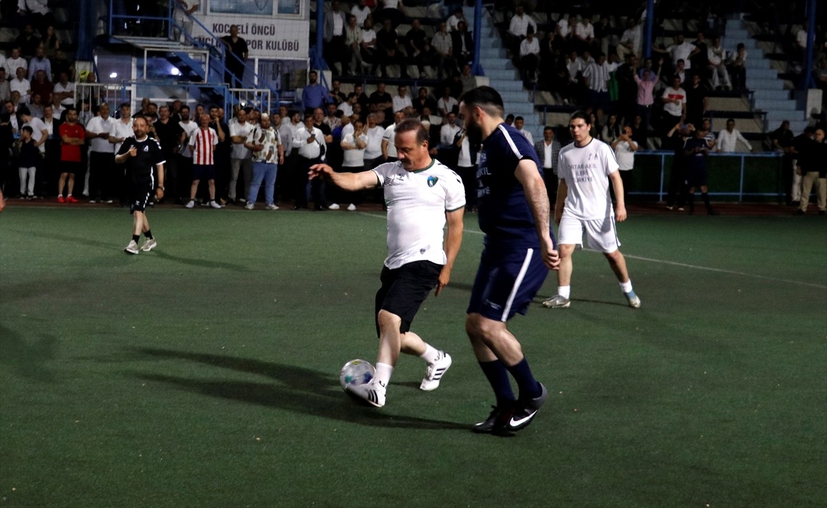 Anahtar Parti (A Parti) Genel Başkanı Yavuz Ağıralioğlu, Kocaeli'nin İzmit ilçesinde partililerle...