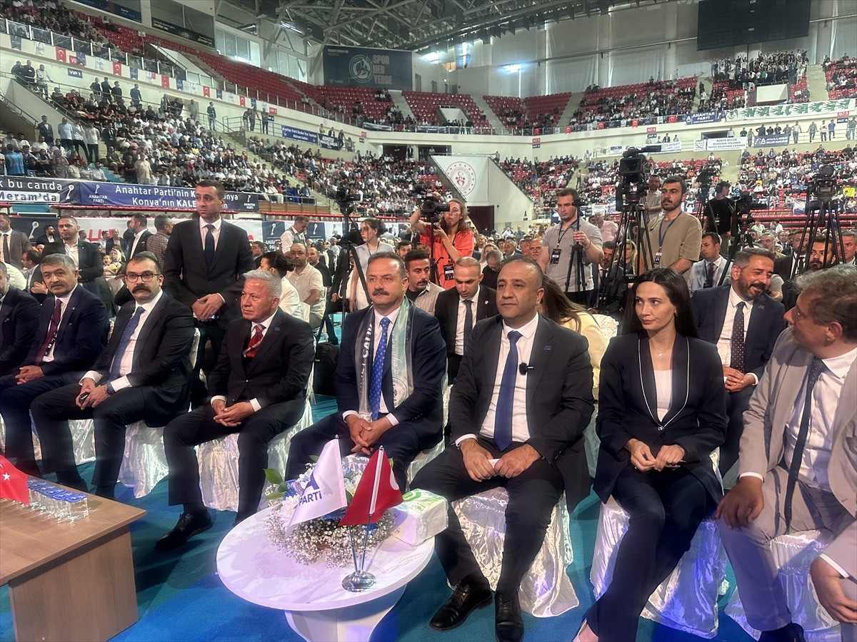 Anahtar Parti (A Parti) Genel Başkanı Yavuz Ağıralioğlu, Konya'da vatandaşlarla bir araya...