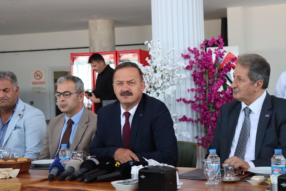 Anahtar Parti (A Parti) Genel Başkanı Yavuz Ağıralioğlu (ortada), Erzincan'da bir restoranda basın...