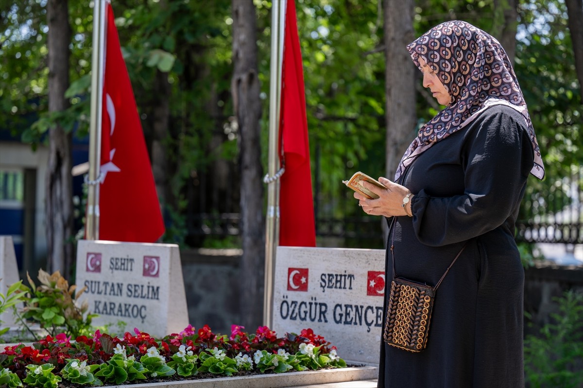 Ankara'da Kurban Bayramı arifesinde şehitliklerde ziyaretçi yoğunluğu yaşandı. Sabahın erken...