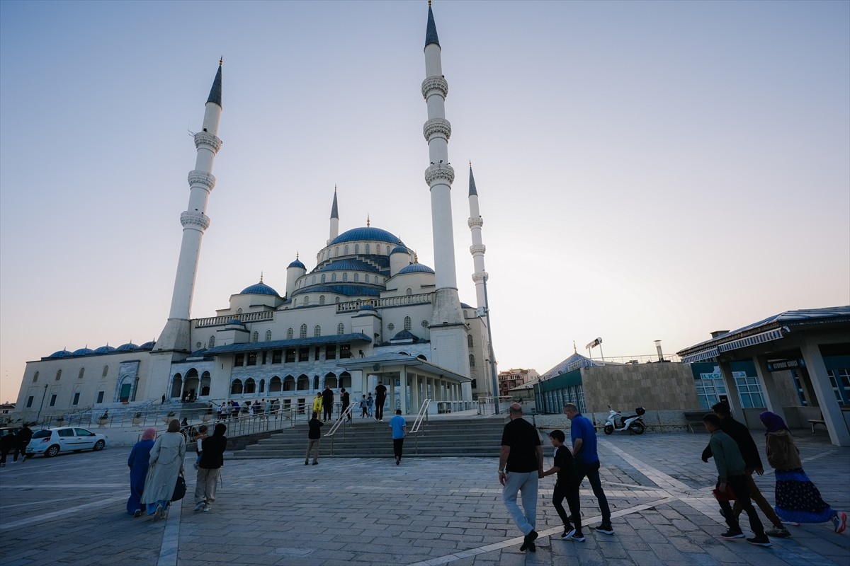 Ankara'da Kurban Bayramı dolayısıyla Kocatepe Camisi'ne gelen vatandaşlar bayram namazını...