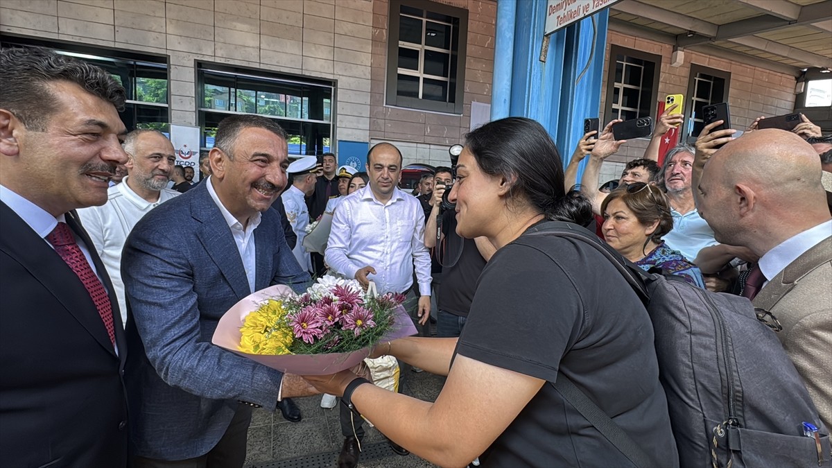 Ankara'dan yola çıkan Turistik Karaelmas Ekspresi, Zonguldak'ta törenle karşılandı. Ankara...