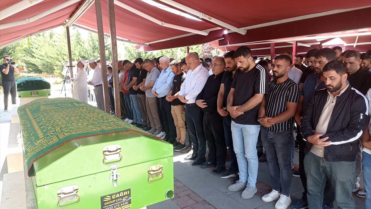 Ankara'nın Polatlı ilçesinde bir fabrikada sızan gazdan etkilenerek hayatını kaybeden 2 işçinin...