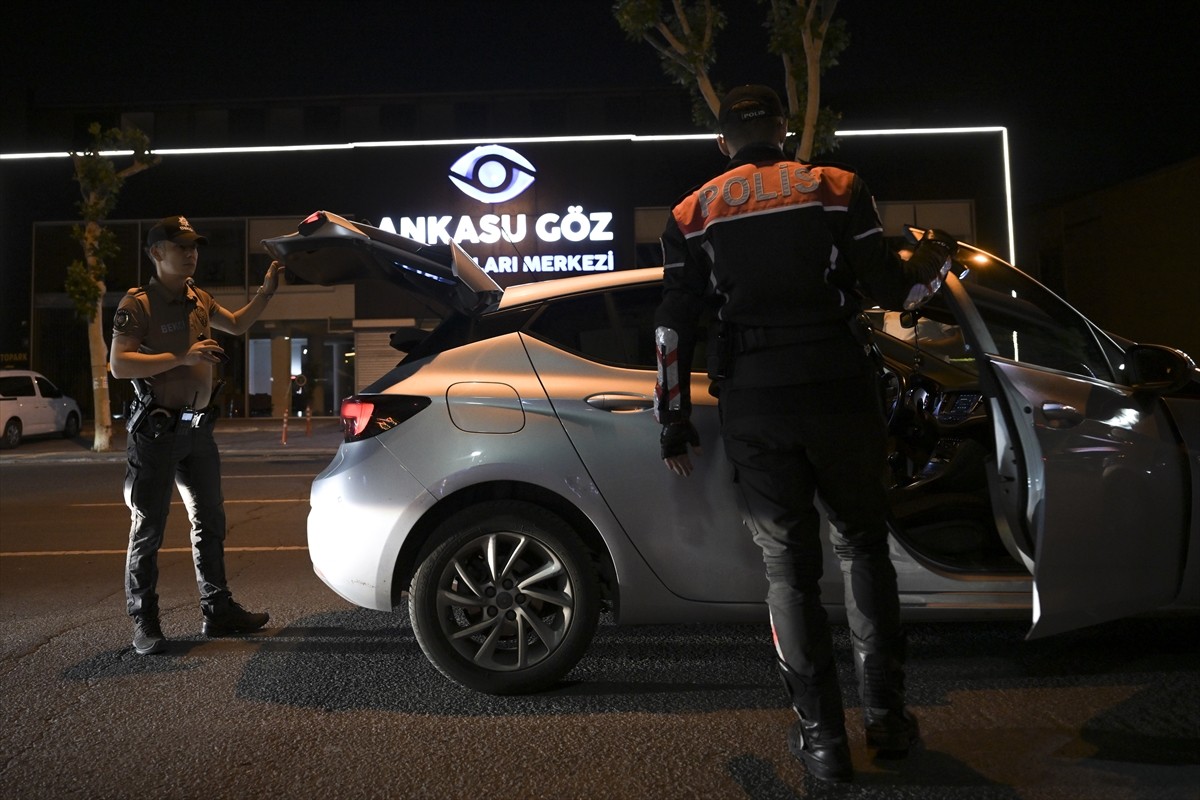 Ankara İl Emniyet Müdürü Engin Dinç, Kurban Bayramı öncesi Keçiören'deki polis uygulama noktasında...