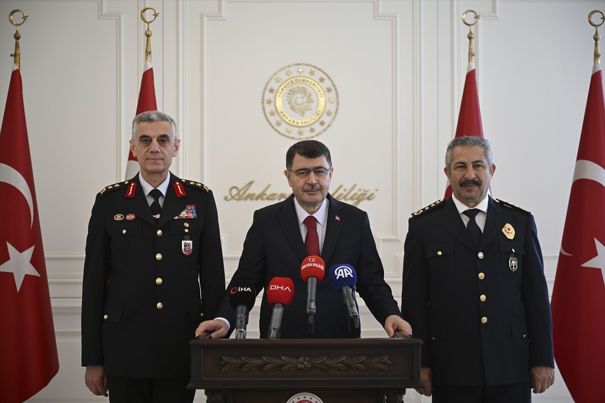 Ankara Valisi Vasip Şahin (ortada), Valilik Binası'nda, Başkent genelinde Kurban Bayramı tatili...