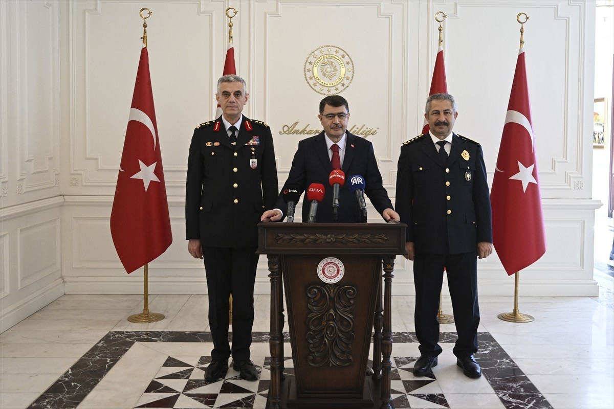 Ankara Valisi Vasip Şahin (ortada), Valilik Binası'nda, Başkent genelinde Kurban Bayramı tatili...