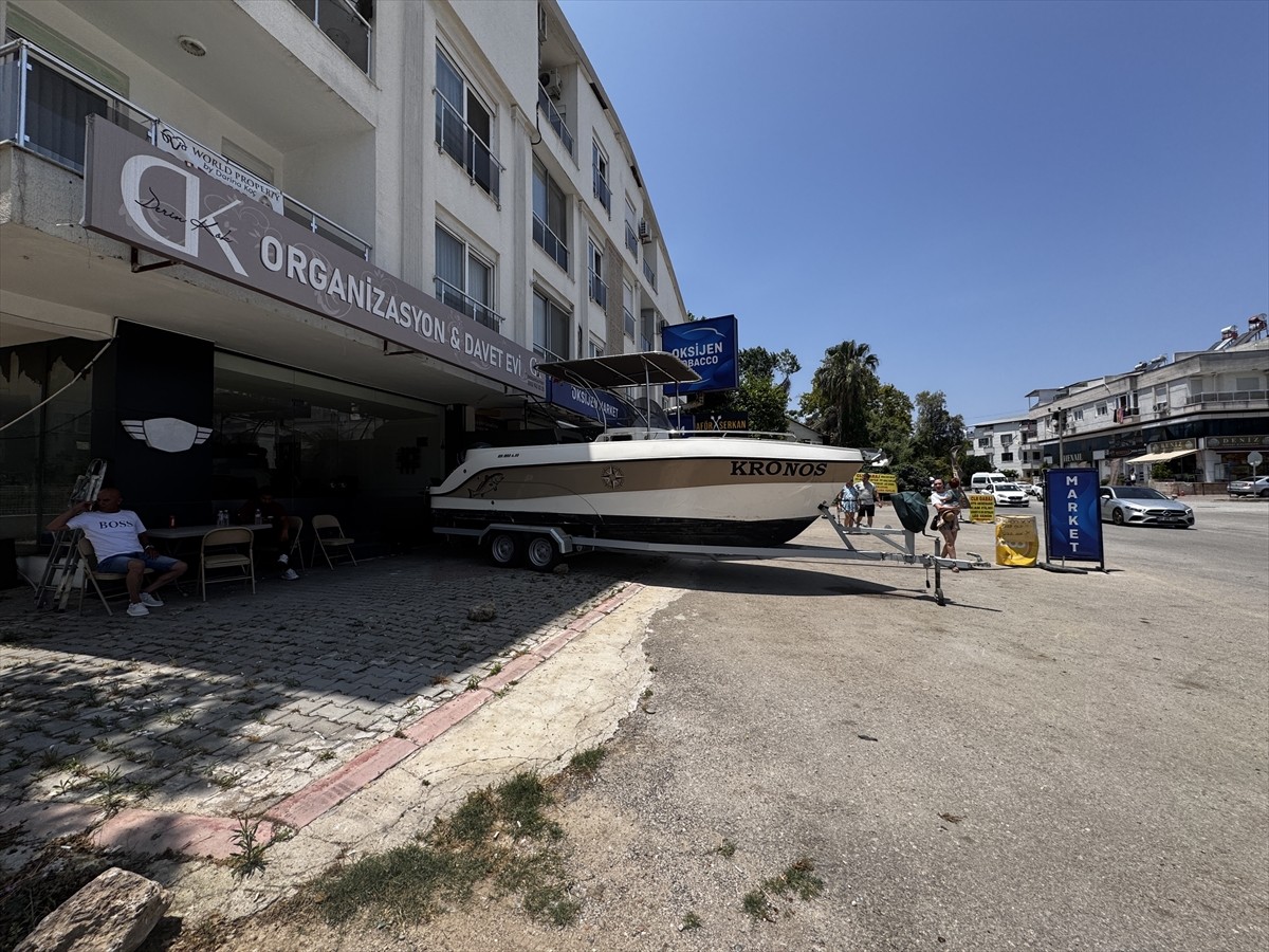 Antalya'da çalınan tekne, polis ekiplerinin çalışması sonucu bulundu.