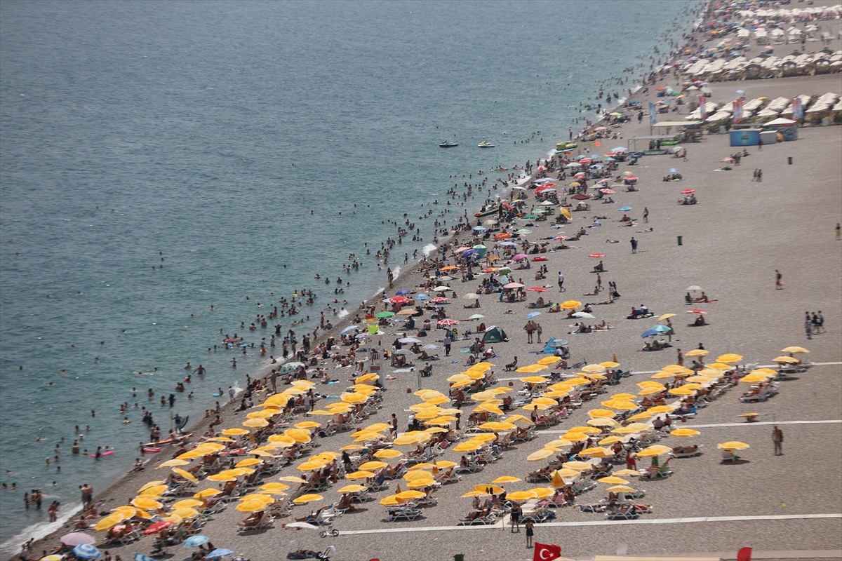 Antalya'da Kurban Bayramı'nın üçüncü gününde sahillere gelen kent sakinleri ve turistler, yoğunluk...