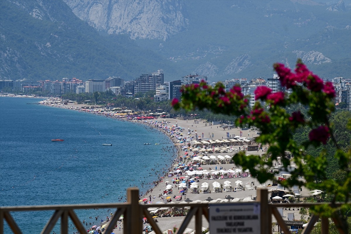 Antalya'da yüzde 76'ya ulaşan nemden ve yüksek sıcaklıktan bunalanlar sahilleri doldurdu. Sıcak...