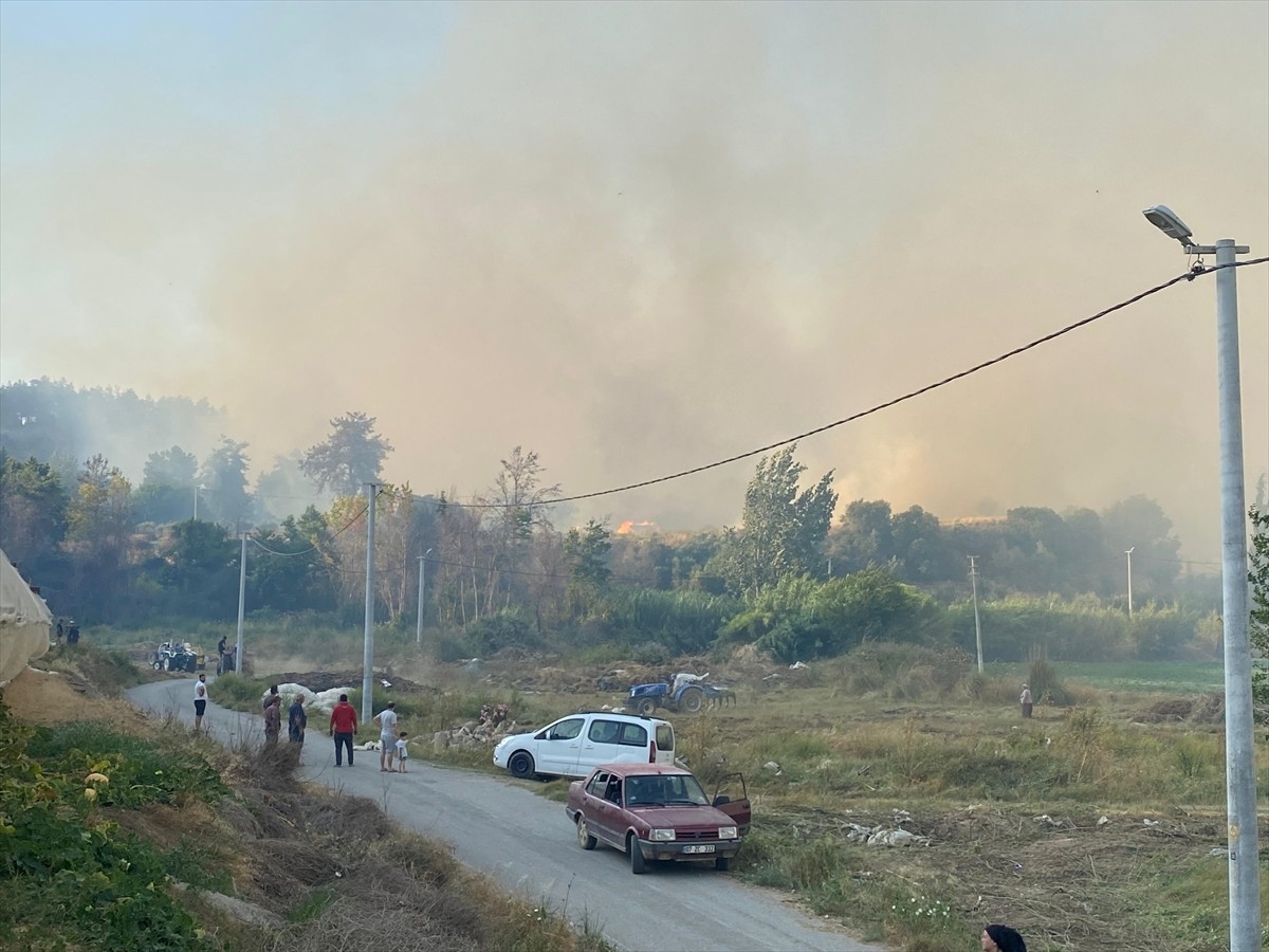 Antalya'nın Aksu ilçesinde 2 ayrı bölgede çıkan orman yangınına müdahale ediliyor.