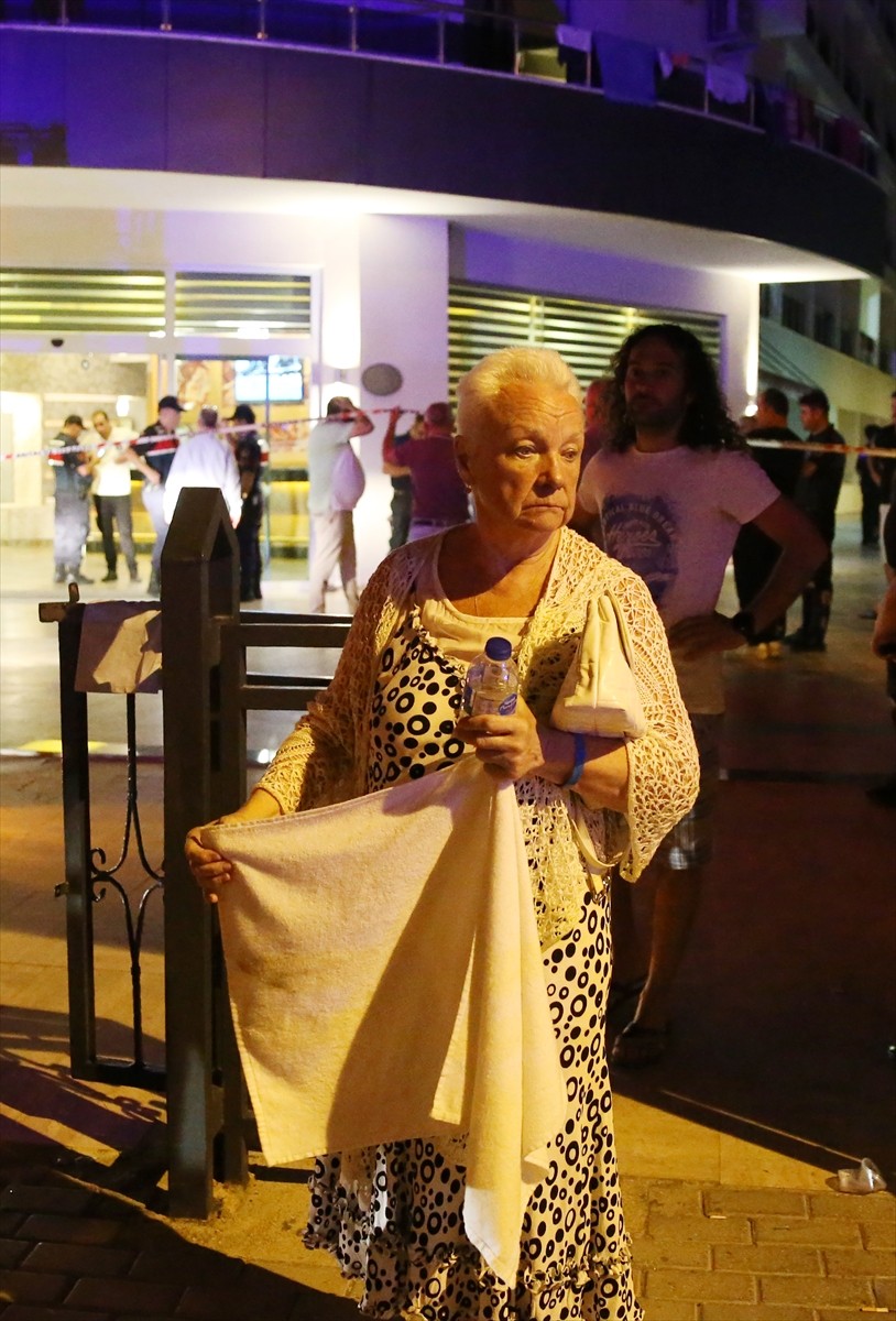 Antalya'nın Alanya ilçesindeki bir otelde çıkan yangın ekiplerin müdahalesiyle söndürüldü. İtfaiye...