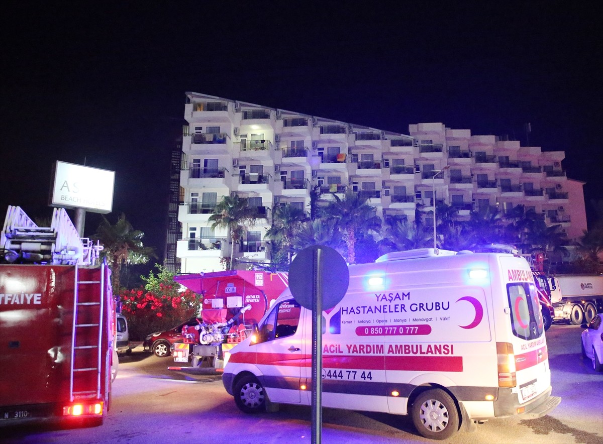 Antalya'nın Alanya ilçesindeki bir otelde çıkan yangın ekiplerin müdahalesiyle söndürüldü. İtfaiye...