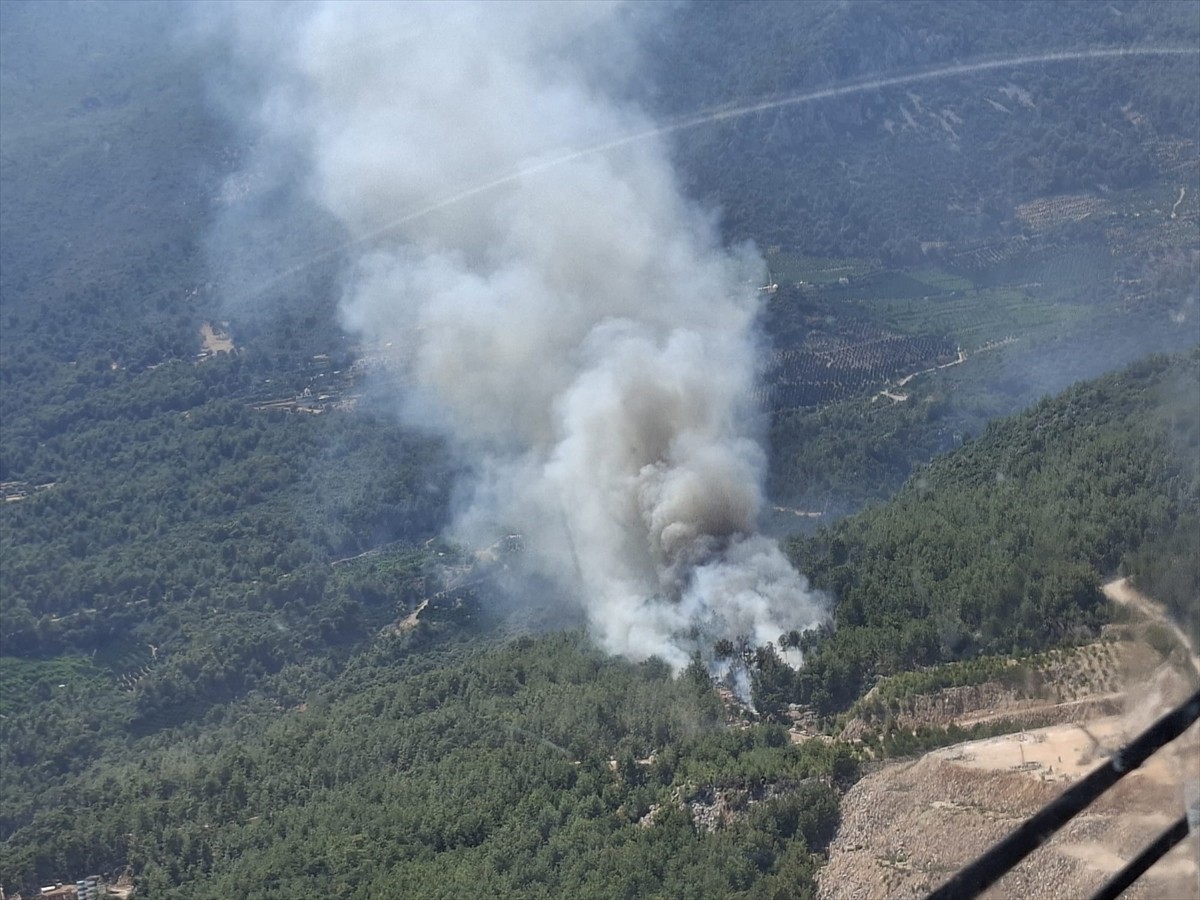 Antalya'nın Finike ilçesinde çıkan orman yangınına havadan ve karadan müdahale ediliyor.
