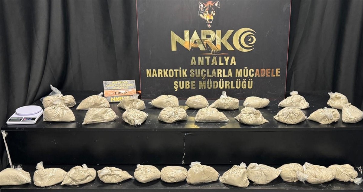 Antalya'da Uyuşturucu Operasyonunda 15 Kilo Eroin Ele Geçirildi