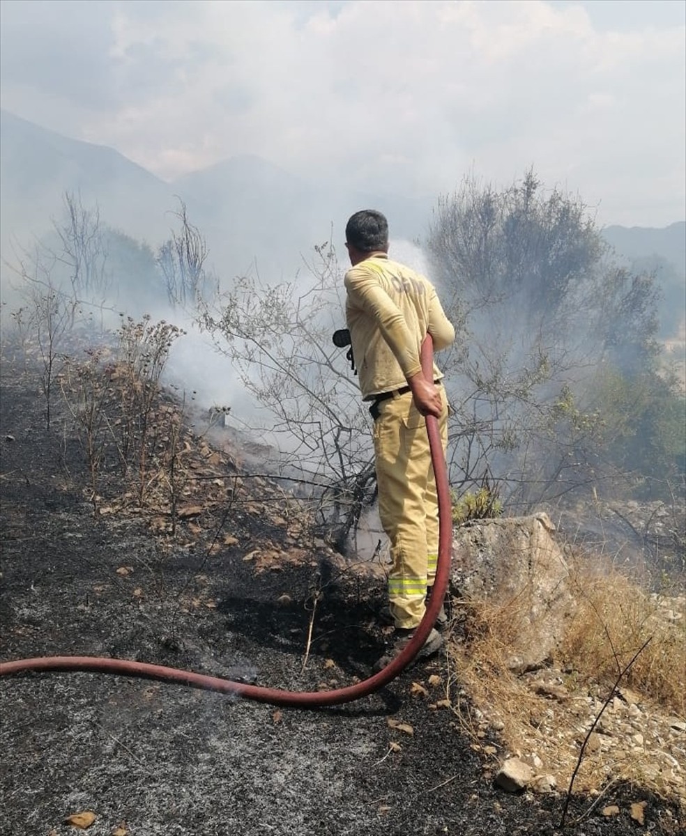 Antalya'nın Kumluca ilçesinde makilik alanda çıkan yangın ormanlık alana sıçramadan kontrol altına...