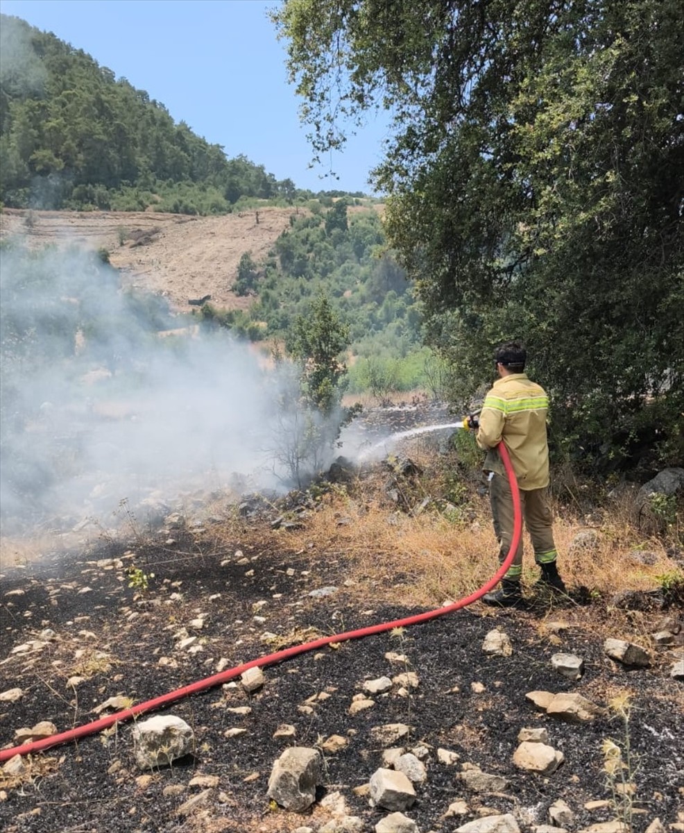 Antalya'nın Kumluca ilçesinde makilik alanda çıkan yangın ormanlık alana sıçramadan kontrol altına...