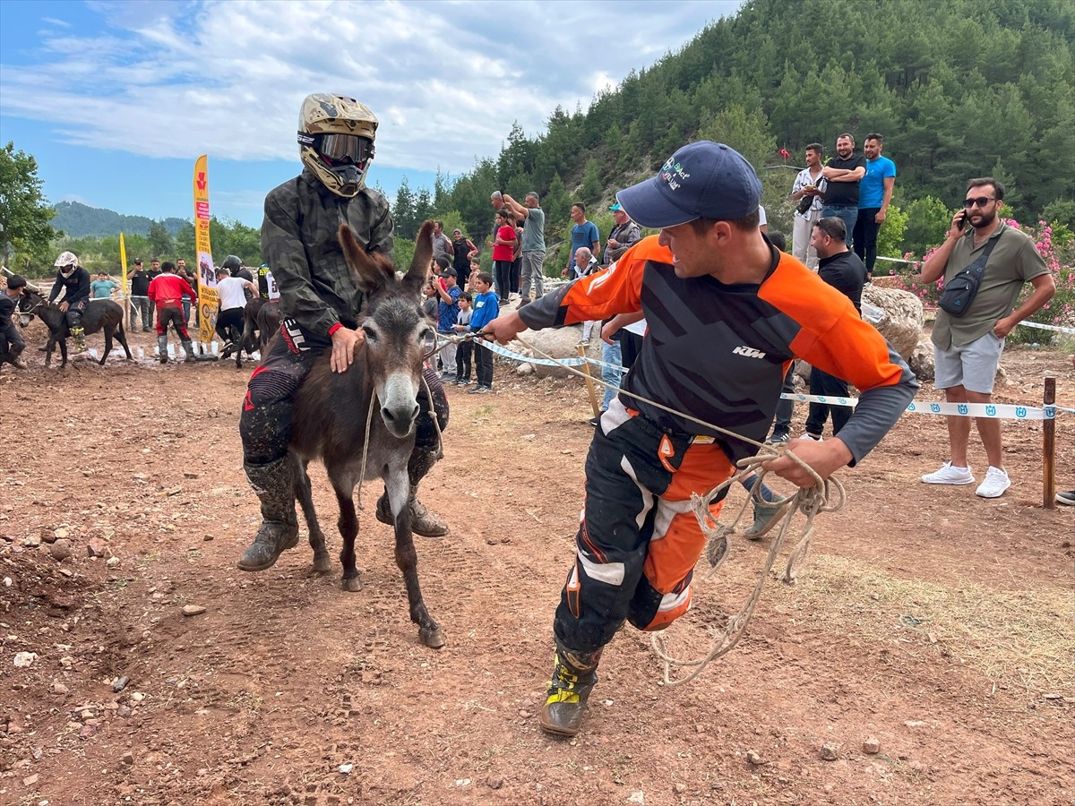 Antalya'nın Kumluca ilçesine bağlı Karacaören Mahallesi'nde bu yıl ikincisi düzenlenen...