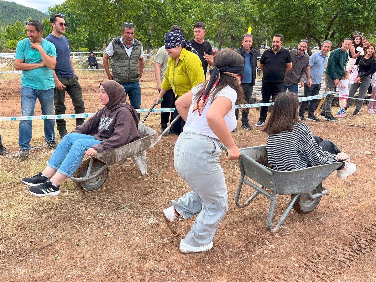Antalya'nın Kumluca ilçesine bağlı Karacaören Mahallesi'nde bu yıl ikincisi düzenlenen...