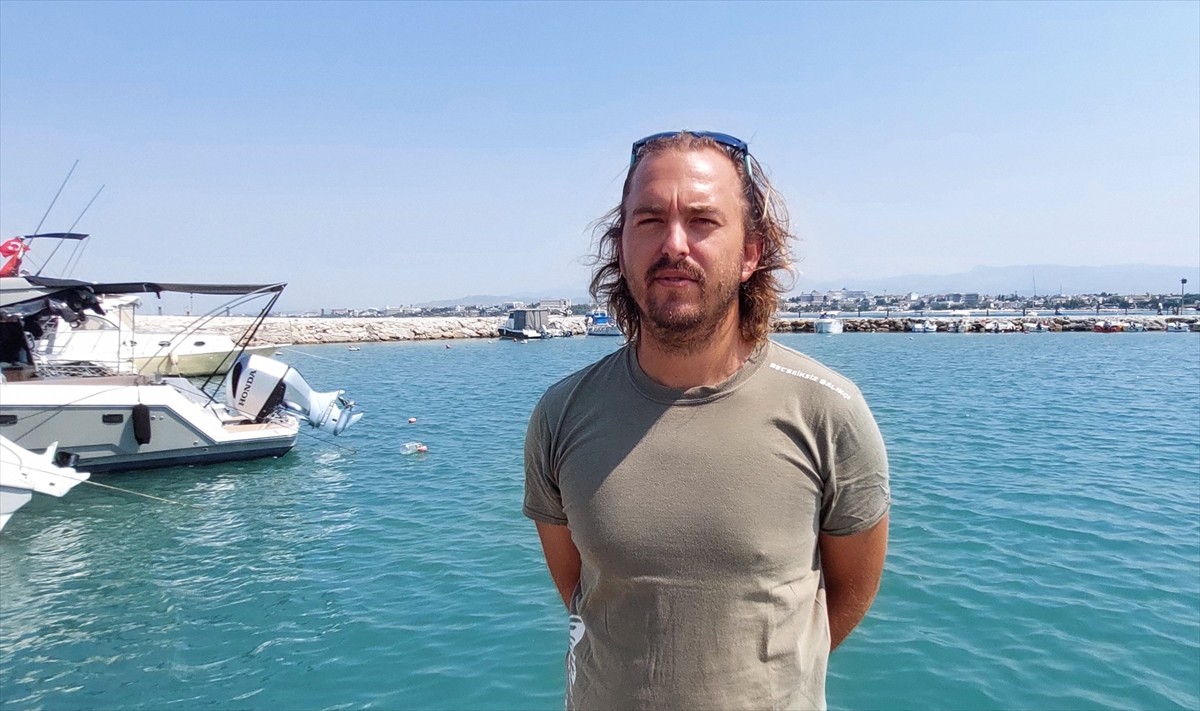 Antalya'nın Manavgat ilçesi açıklarında görülen balina, balık avlamak için denize açılan amatör...