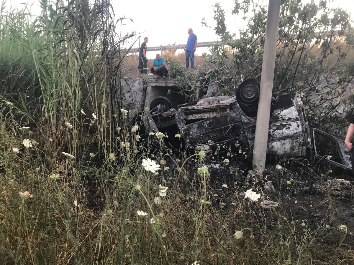 Antalya'nın Manavgat ilçesinde şarampole devrilen hafif ticari aracın sürücüsü hayatını...