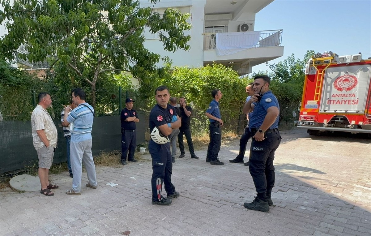 Antalya'nın Muratpaşa ilçesinde izolasyon çalışması yaparken çöken balkonun altında kalan yabancı...