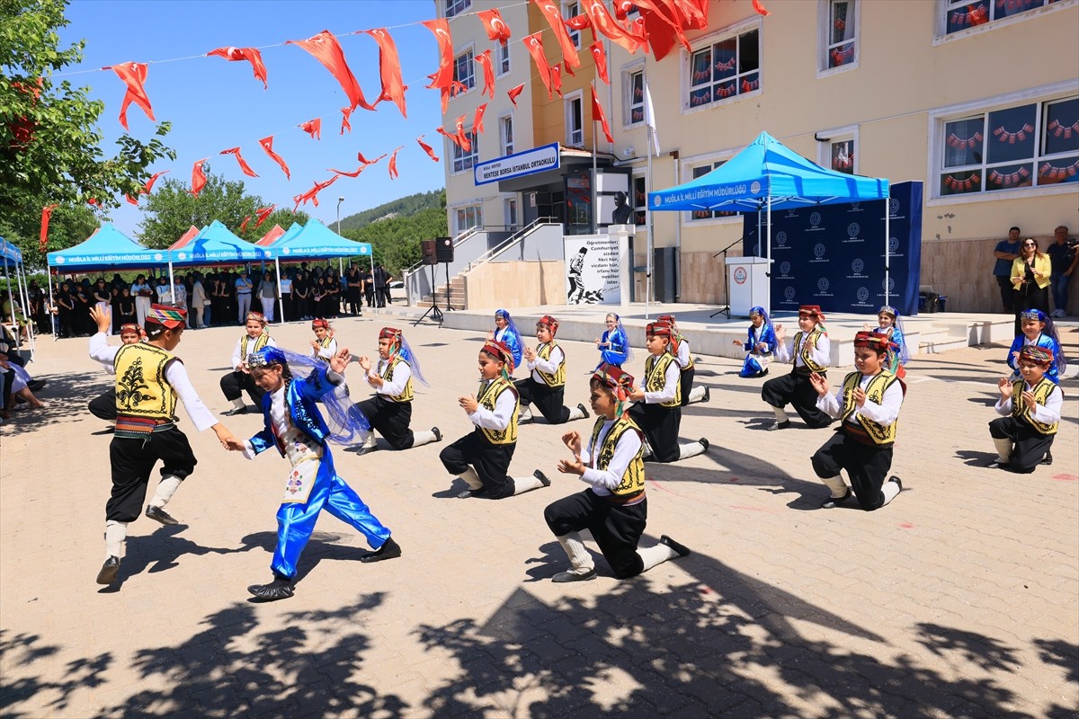 Antalya, Muğla, Isparta ve Burdur'da öğrenciler, okullarda düzenlenen karne töreni sonrası yaz...