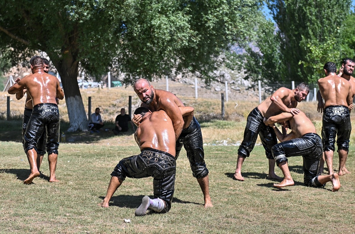 Antalya Muratpaşa Belediyespor'un başpehlivanı Orhan Okulu, Edirne'de bu yıl 664'üncüsü...