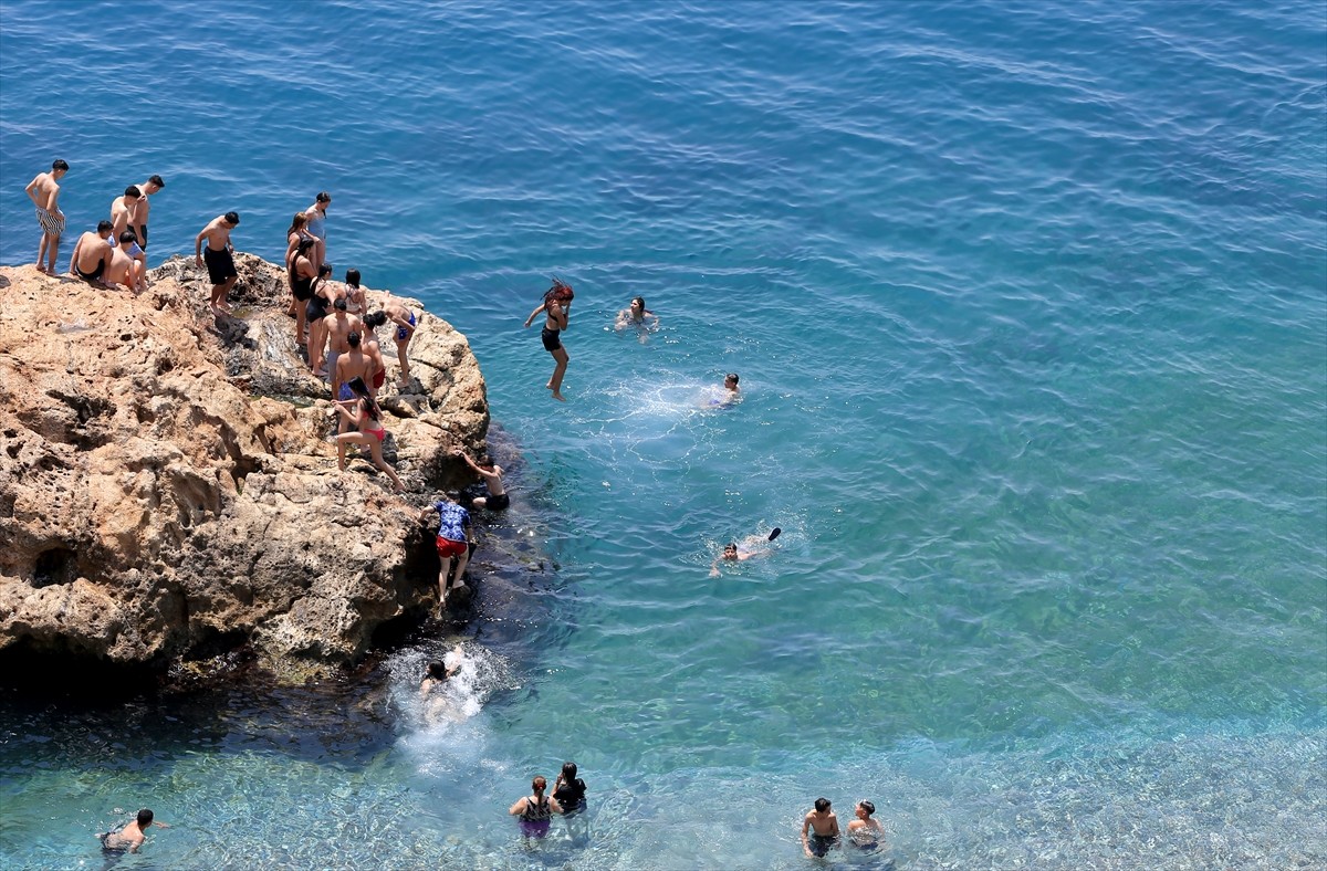 Antalya sahillerinde, Kurban Bayramı arifesinden dolayı yoğunluk oluştu. Havanın 34, nemin yüzde...