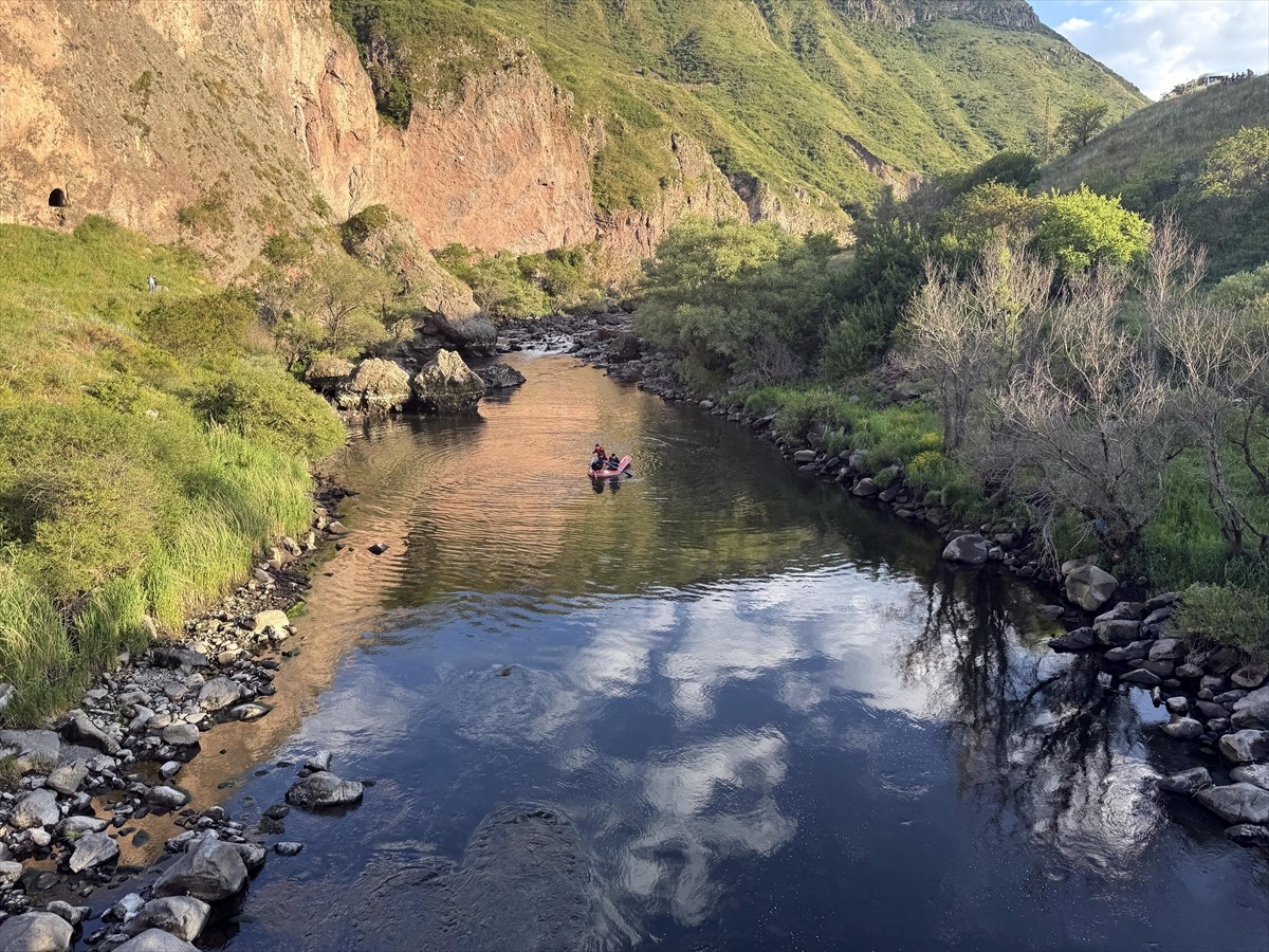 Ardahan'ın Çıldır ilçesinde Kura Nehri'ne giren 2 kişi boğularak öldü. Kurtkale köyünde yaşayan...