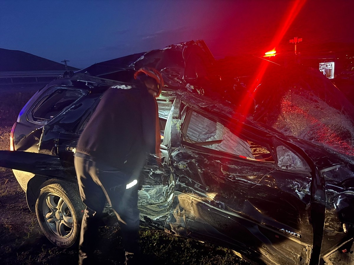 Ardahan'ın Çıldır ilçesinde, tır ile SUV aracın çarpıştığı kazada 2 kişi öldü, 2 kişi...