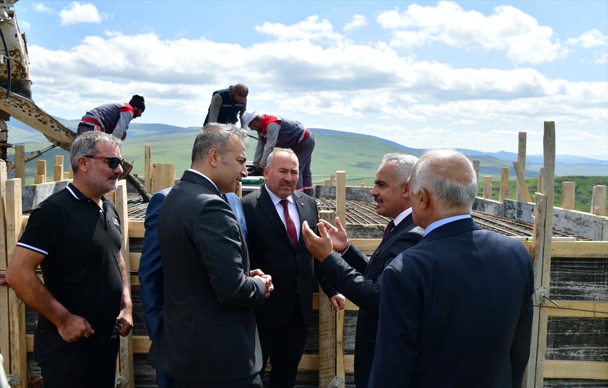 Ardahan'ın Çıldır ilçesindeki Karaçay Kanyonu'nun ortasında yer alan kayalıkların zirvesine kurulu...