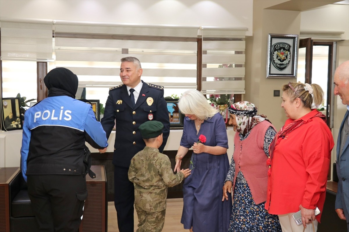 Ardahan İl Emniyet Müdürü Gökalp Şener, Kurban Bayramı dolayısıyla şehit yakınlarını...