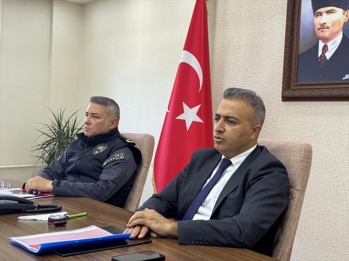 Ardahan Valisi Hayrettin Çiçek (sağda), son bir yıl içinde 3 çobanın yıldırım isabet etmesi sonucu...